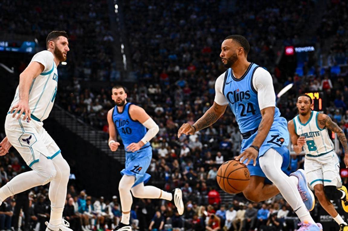 快船主场大胜黄蜂，取得四连胜