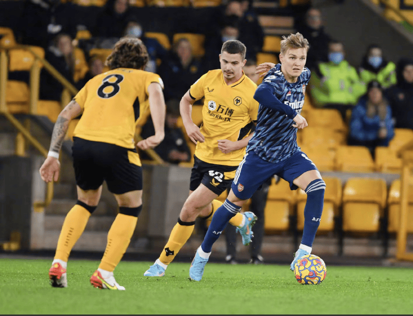 狼队主场意外失利,球队欧战席位动摇! 狼队主场意外失利,球队欧战席位动摇!