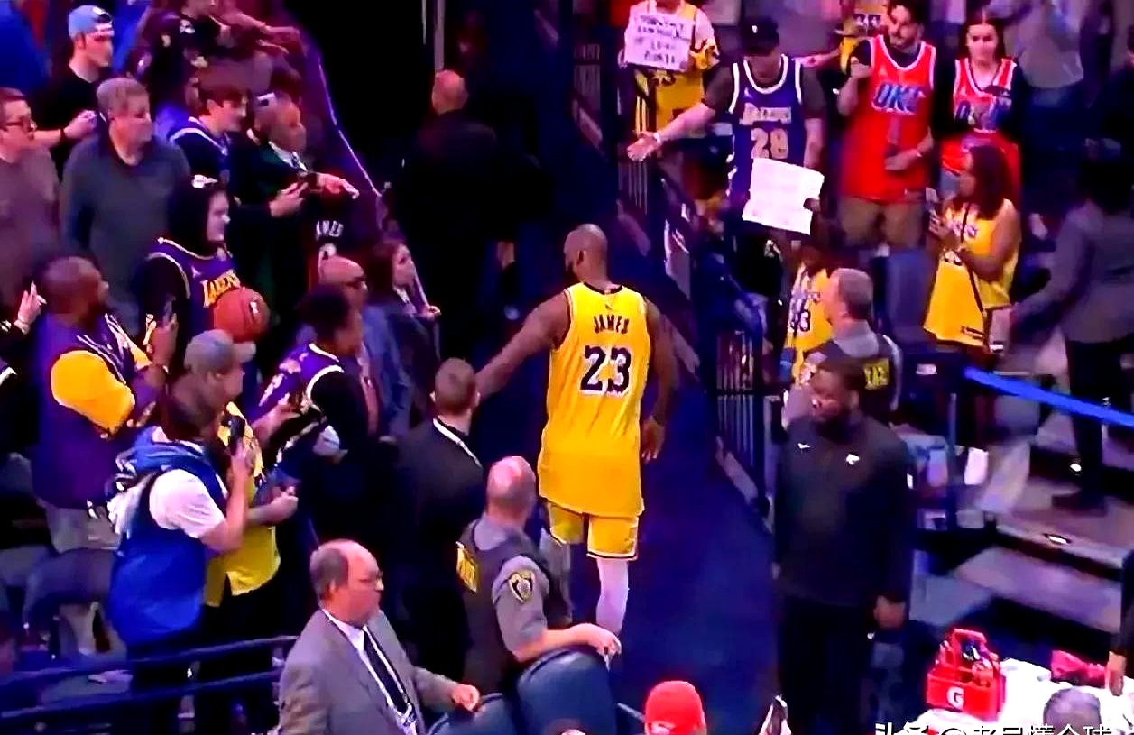 湖人惨败国王,球队连续两场失利状态堪忧 湖人惨败国王,球队连续两场失利状态堪忧