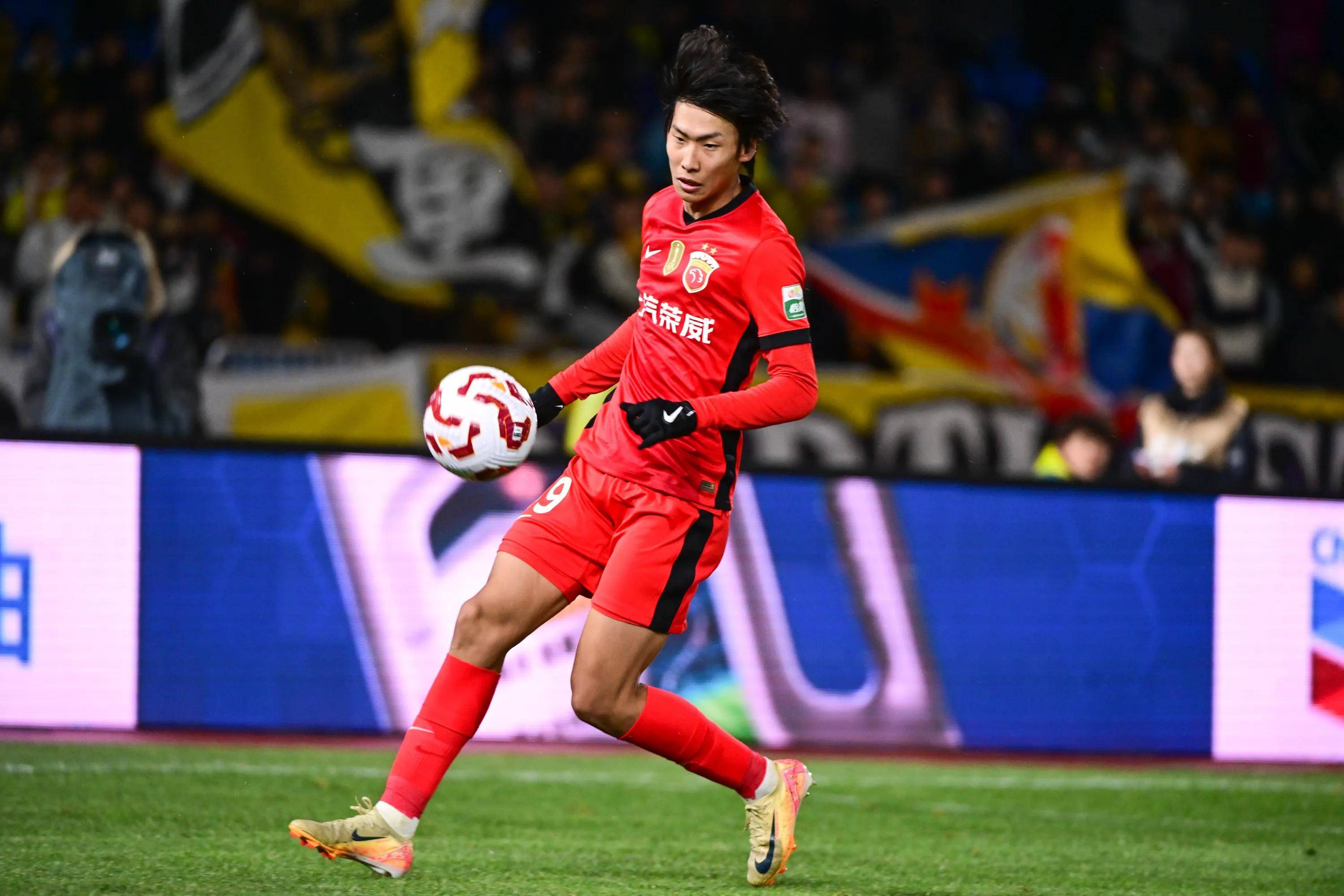 球队新晋球员崭露头角,成为关注焦点 球队新晋球员崭露头角,成为关注焦点