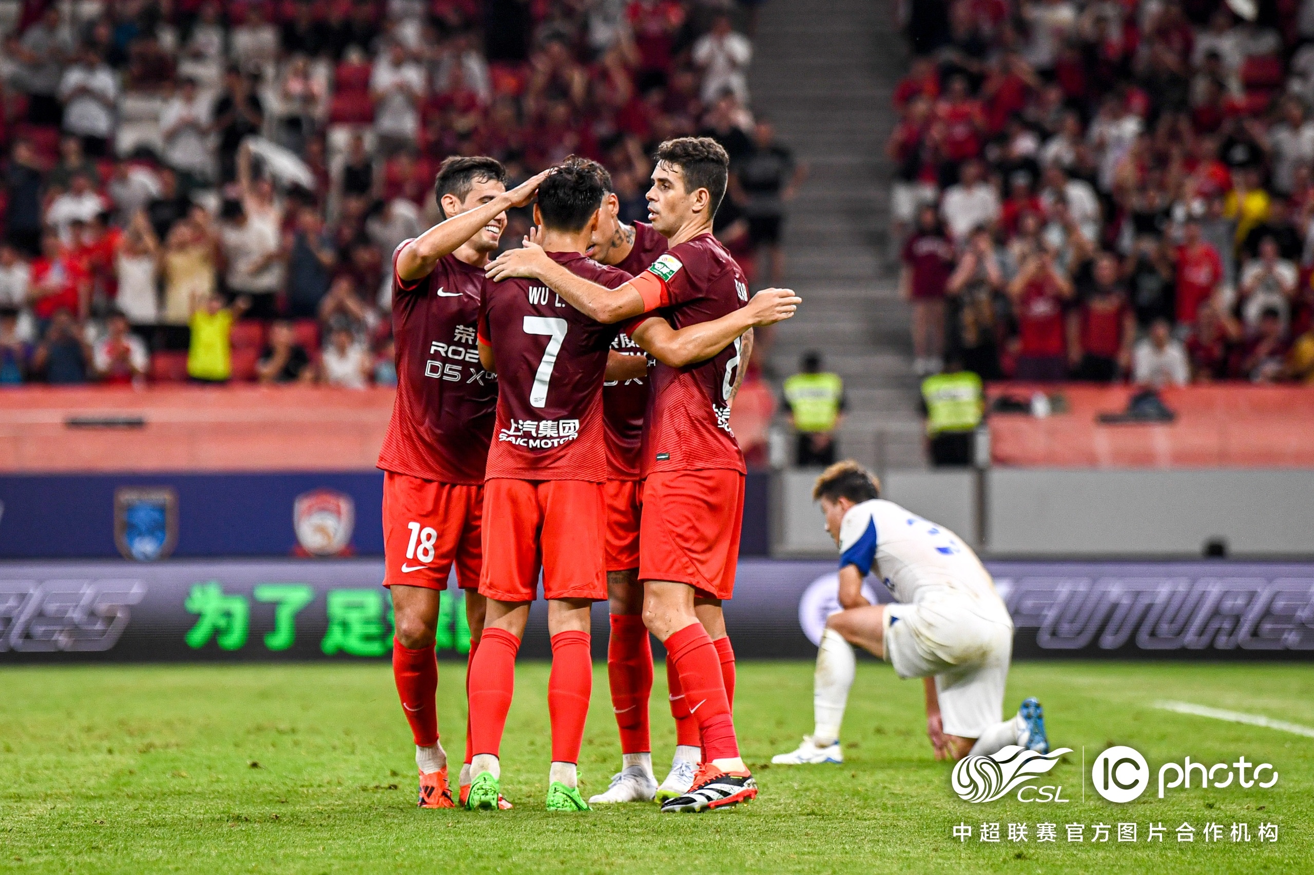 球队挑战争夺冠军宝座,势不可挡 球队挑战争夺冠军宝座,势不可挡